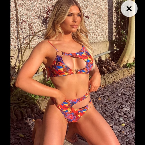 *NWT* PRETTY LITTLE THING Colorful Cut out Bikini - Picture 3 of 4